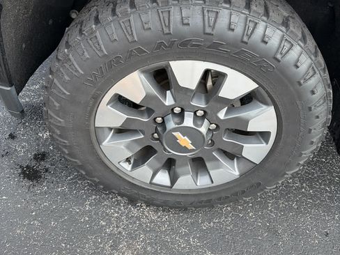 Used 2021 Chevrolet Silverado 2500 Custom w/ Custom Value Package AWD/4WD image 9