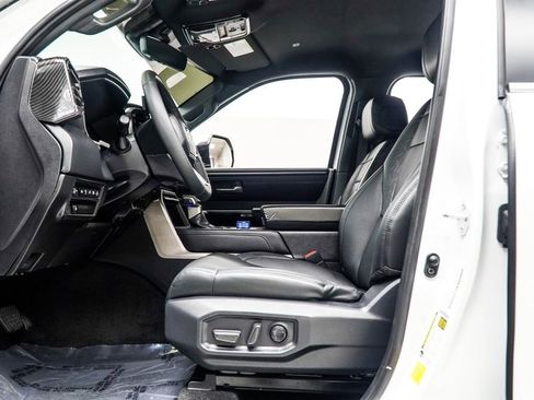 Used 2025 Toyota Tundra Limited AWD/4WD image 38