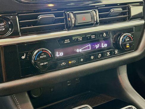 Used 2025 Nissan Pathfinder SL image 24