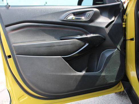 Used 2025 Chevrolet Trax RS w/ Sunroof Package FWD image 14