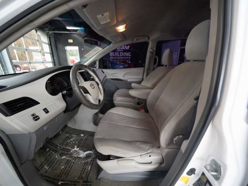 Used 2013 Toyota Sienna L image 9