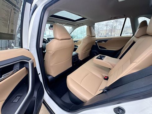 Used 2021 Toyota RAV4 XLE Premium image 31