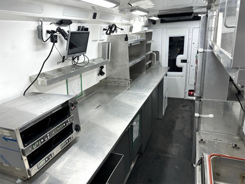 Used 2022 Mercedes-Benz Sprinter 4500 image 4