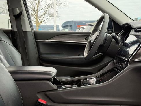 Used 2023 Jeep Grand Cherokee L Limited w/ Black Appearance Package image 11