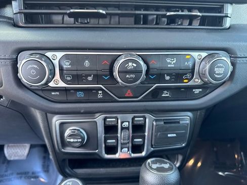 Used 2025 Jeep Wrangler Unlimited Sahara AWD/4WD image 32