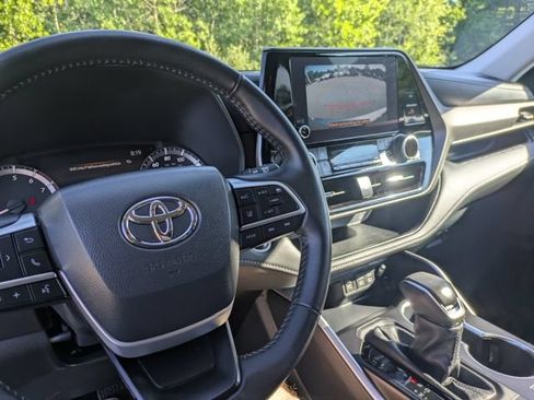 Used 2024 Toyota Highlander LE AWD/4WD image 34