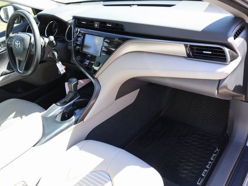 Used 2020 Toyota Camry SE image 10