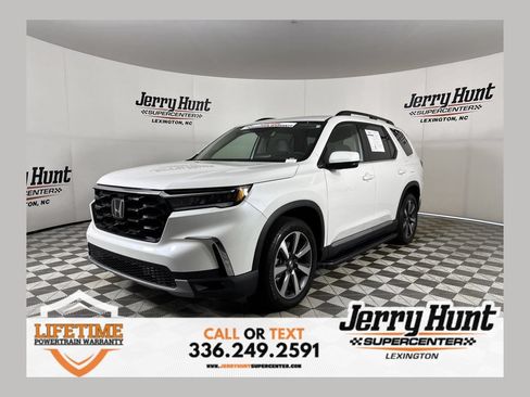 Used 2025 Honda Pilot Touring image 1
