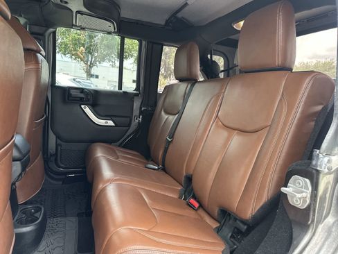 Used 2017 Jeep Wrangler Unlimited Sahara w/ Max Tow Package AWD/4WD image 4