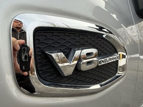 Used 2019 Nissan Titan SV w/ SV Convenience Package image 8