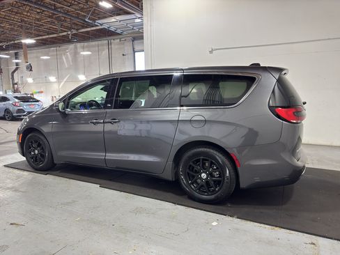 Used 2023 Chrysler Pacifica Touring-L FWD image 25