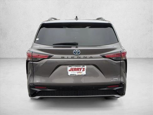 Used 2021 Toyota Sienna XSE image 6