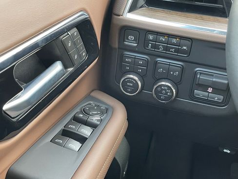 Used 2025 Chevrolet Suburban High Country AWD/4WD image 12