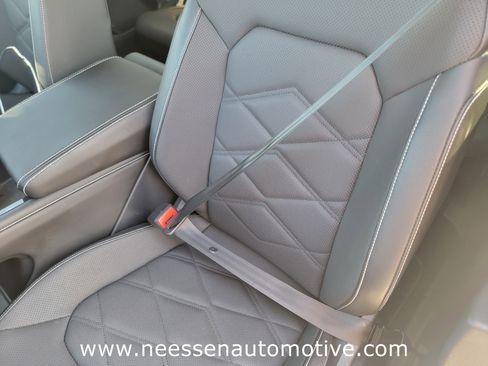 Used 2024 Volkswagen Atlas SE image 17