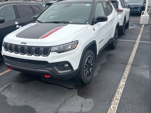 Used 2025 Jeep Compass Trailhawk AWD/4WD image 1