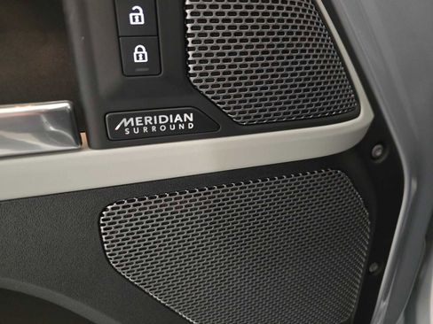 Used 2024 Land Rover Defender 110 SE image 25