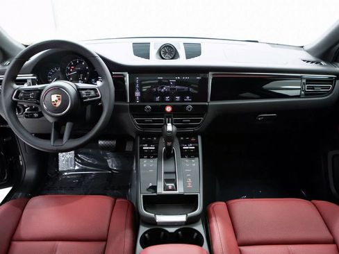 Certified 2025 Porsche Macan image 13