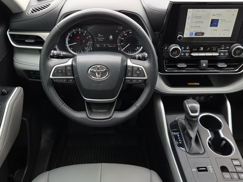 Certified 2024 Toyota Highlander XLE FWD image 15
