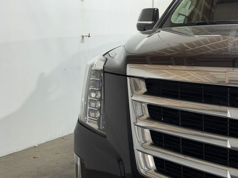 Used 2018 Cadillac Escalade ESV Premium Luxury AWD/4WD image 10