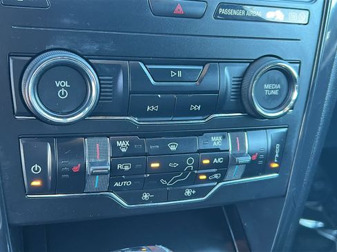 Used 2018 Ford Explorer XLT w/ Equipment Group 202A AWD/4WD image 15