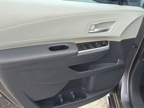 Used 2022 Toyota Sienna XLE FWD image 19