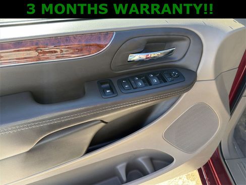 Used 2016 Chrysler Town & Country Touring-L image 12