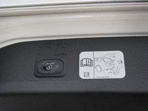 Used 2019 Ford Escape Titanium AWD/4WD image 11