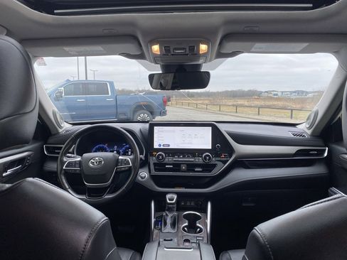 Used 2023 Toyota Highlander Limited image 17