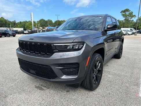 Used 2024 Jeep Grand Cherokee Altitude RWD image 3