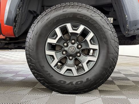 Used 2018 Toyota Tacoma TRD Off-Road AWD/4WD image 11