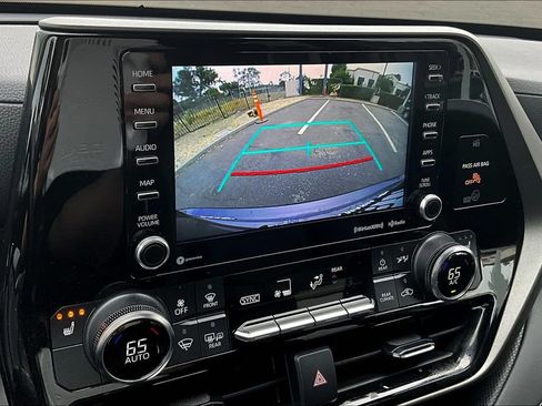 Used 2022 Toyota Highlander XLE AWD/4WD image 21