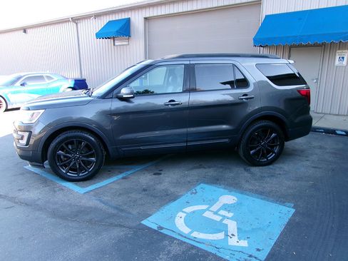 Used 2017 Ford Explorer XLT w/ Equipment Group 202A AWD/4WD image 2