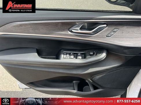 Used 2023 Jeep Grand Cherokee Limited w/ Black Appearance Package AWD/4WD image 19