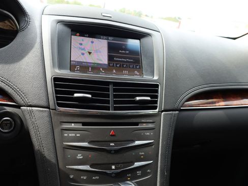 Used 2019 Lincoln MKT AWD image 3