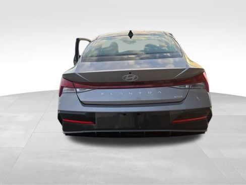 Used 2025 Hyundai Elantra Limited image 6