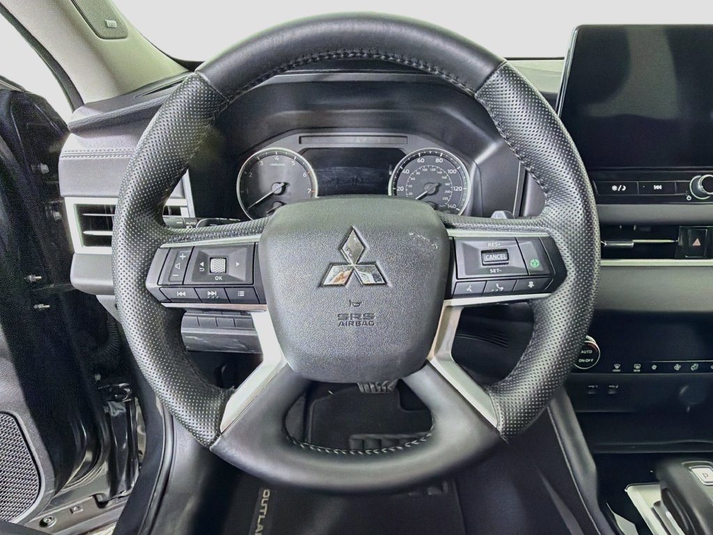 Used 2025 Mitsubishi Outlander SE FWD image 14