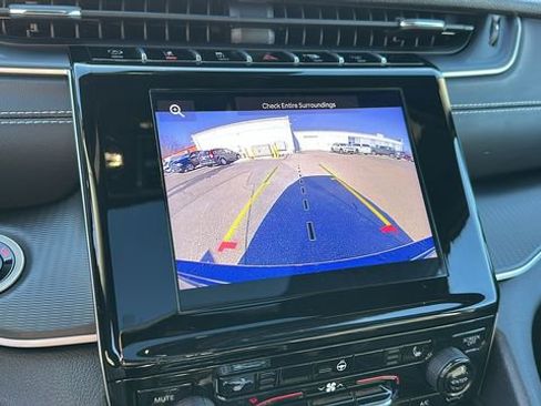 Used 2025 Jeep Grand Cherokee Altitude image 16