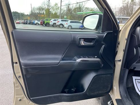 Used 2017 Toyota Tacoma TRD Sport w/ Tow Package image 16