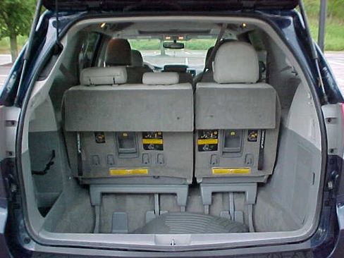 Used 2012 Toyota Sienna XLE image 8