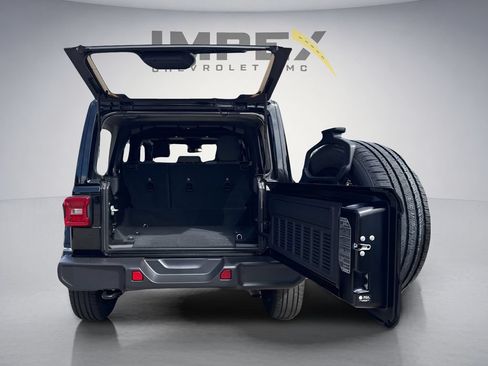 Used 2025 Jeep Wrangler Unlimited Sahara AWD/4WD image 26