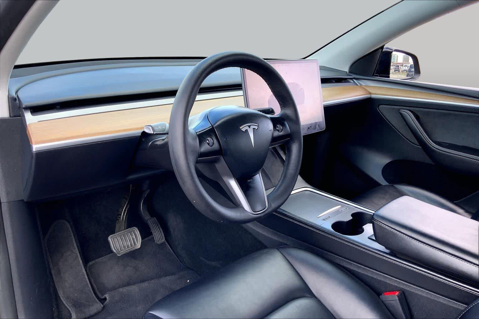 Used 2024 Tesla Model Y 2WD image 16