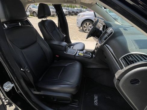 Used 2017 Chrysler 300 Limited RWD image 22