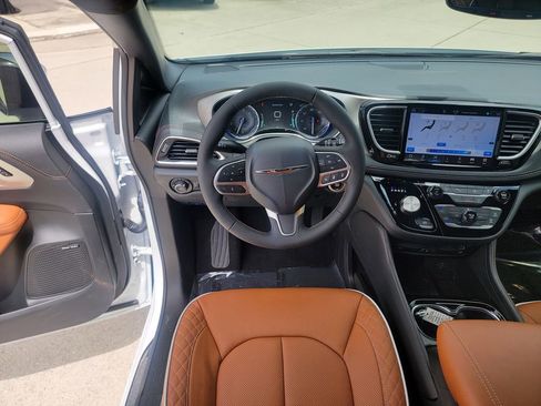 Used 2026 Chrysler Pacifica Pinnacle image 19