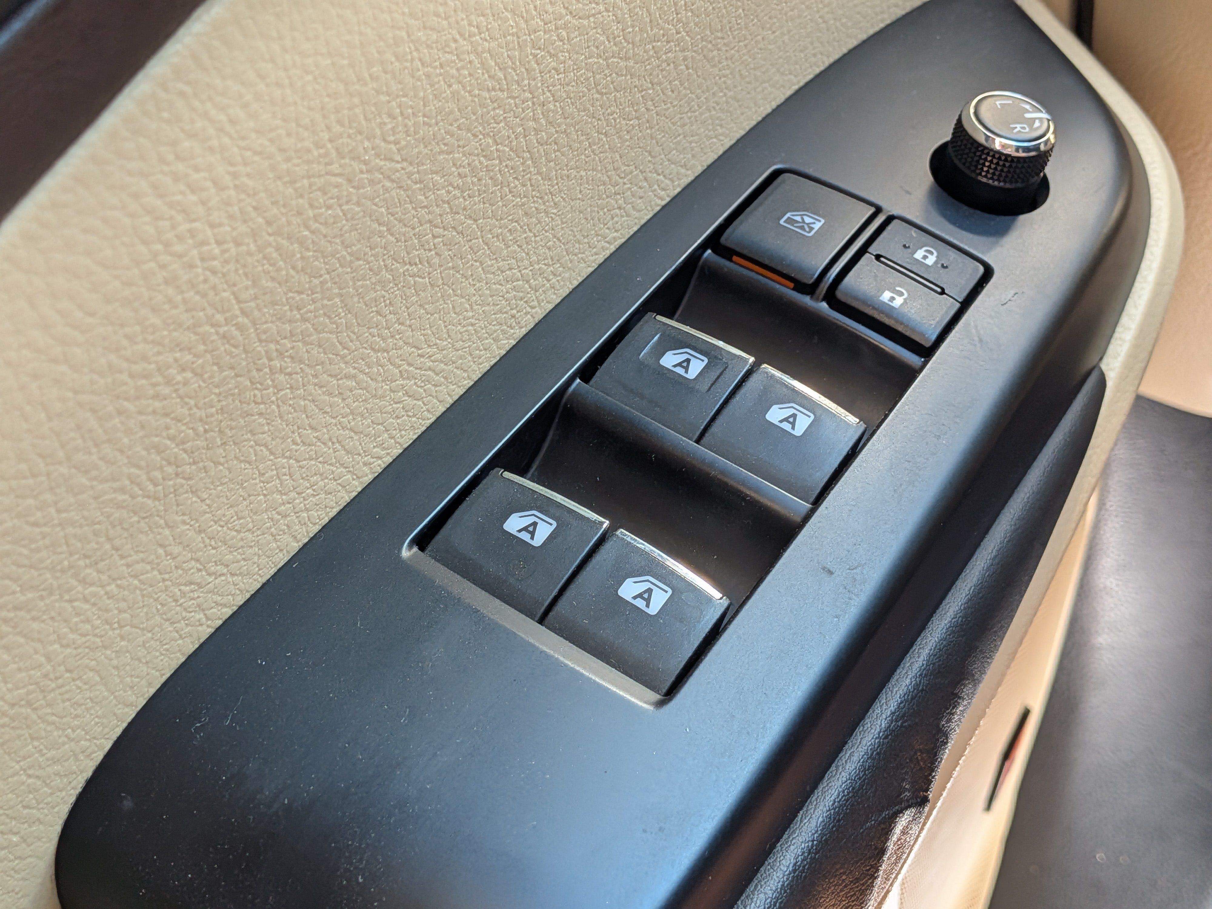 Used 2015 Toyota Highlander Limited w/ Driver Technology Package FWD image 24