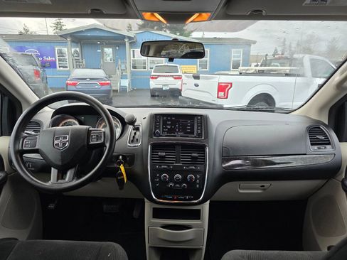 Used 2018 Dodge Grand Caravan SE image 12