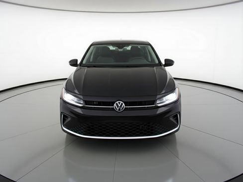 Used 2025 Volkswagen Jetta SE image 2