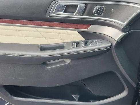 Used 2017 Ford Explorer Platinum image 22