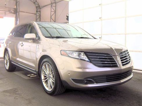 Used 2019 Lincoln MKT AWD image 3