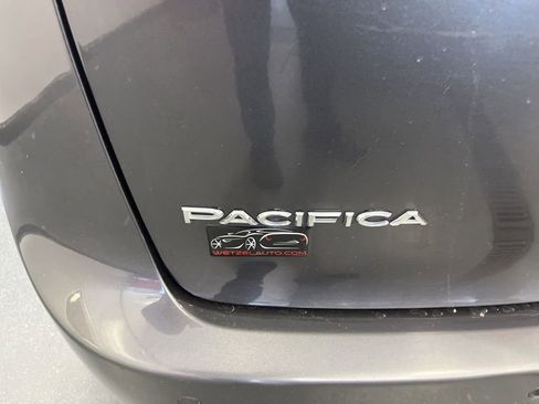 Used 2020 Chrysler Pacifica Touring-L FWD image 7