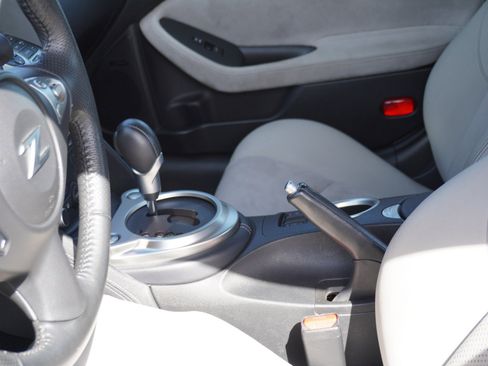 Used 2009 Nissan 370Z Touring image 14